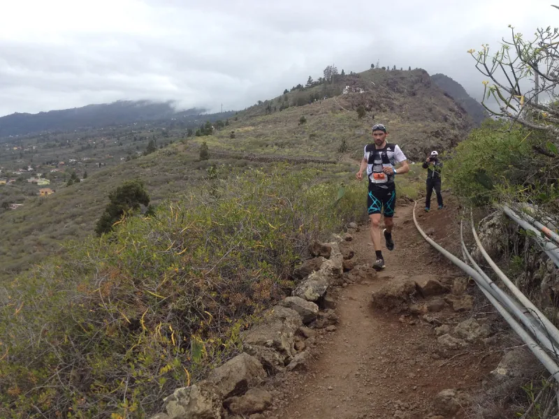 Luis Alberto Hernando rumbo al triunfo, en el km 65 de Transvulcania. Foto: Mauri Pagliacci | Trail Running Argentina