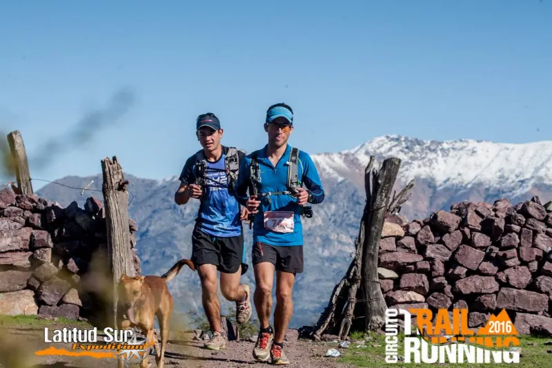 Luis Valle, ganador de los 100K, junto a sus dos pacer, Martin y “Chocolate".