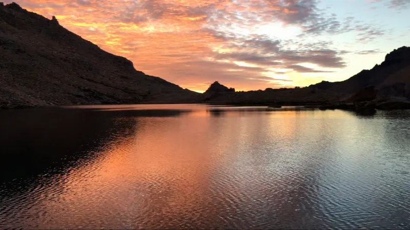 El amanecer en la Laguna Schmoll. Foto: Mauri Pagliacci | Trail Running Argentina