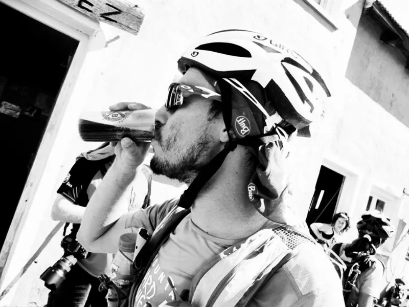 Su gaseosa para revivir. Foto: Matias Bull | TrailChile