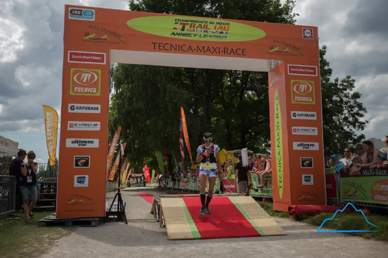 Adriana Vargas cruzando el arco en el Mundial 2015 en Annecy, Francia. Foto: Rodri Lizama | Trail Running Argentina