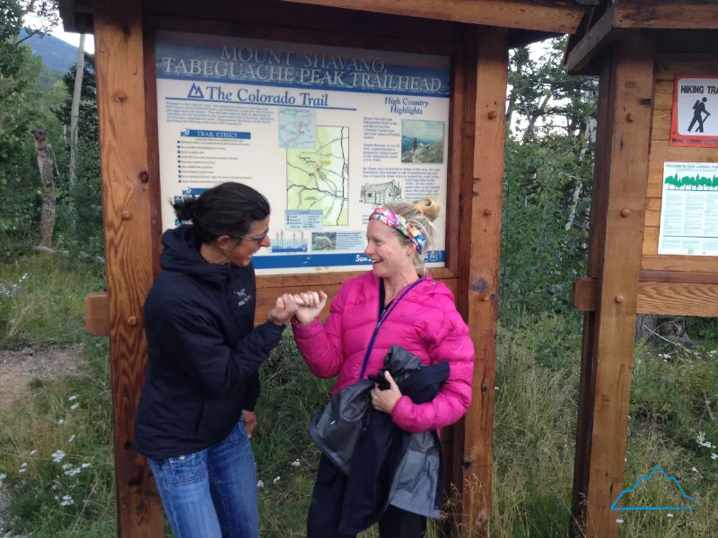 En la puerta del sendero al Mt. Shavano, Anna y Missy prometen no volver a hacer algo asi. Un par de horas despues, hablaban de hacer la travesia en el otro sentido. Foto: Mauri Pagliacci | Trail Running Argentina