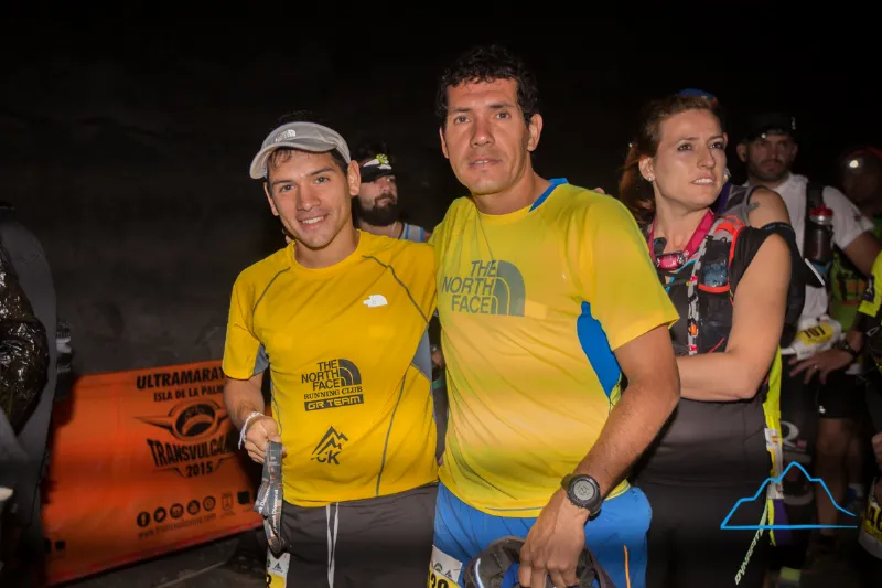 En la fila para ingresar a la manga, con Gustavo. Foto: Rodrigo Lizama | Trail Running Argentina.