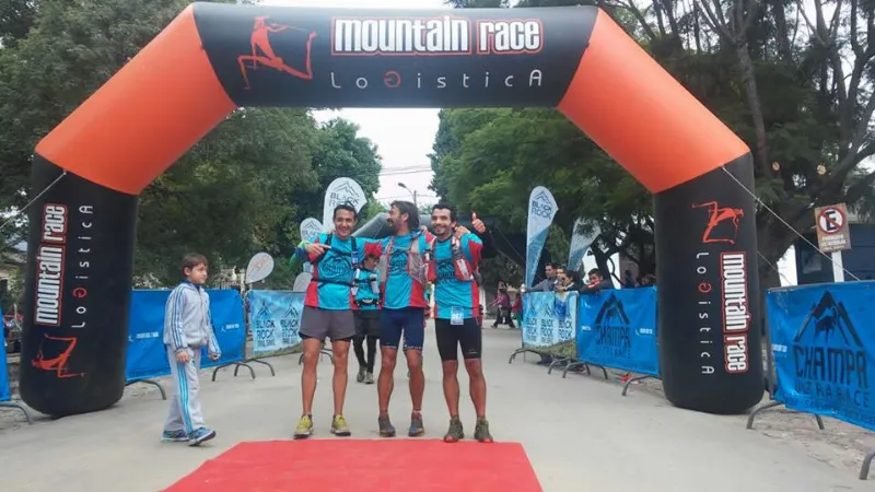 Alonso, Pereyra y De Leon compartiendo la llegada. Foto: Agus Celiz | Trail Running Argentina
