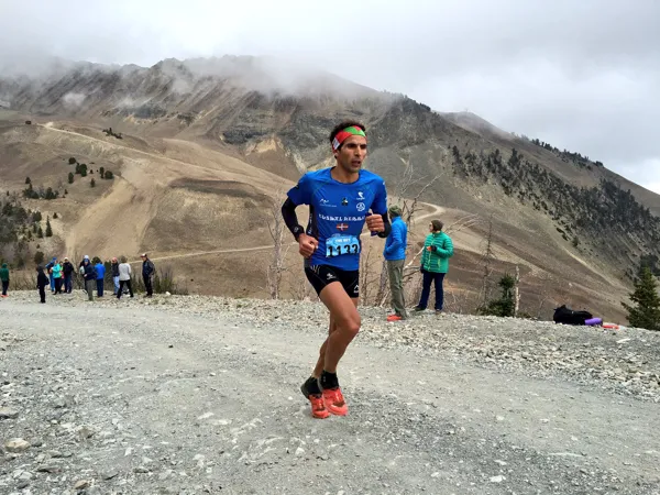 Hassan Ait Chaou, rumbo al triunfo en los 28k. Foto: iRunFar.com / Bryon Powell
