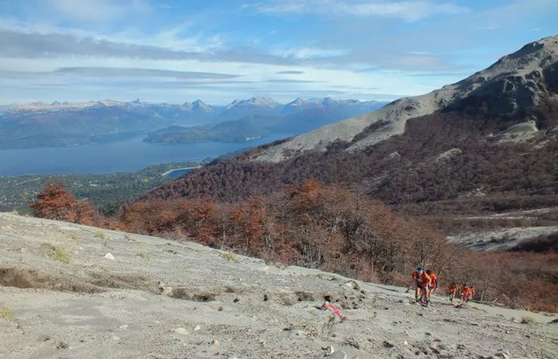 El lote puntero camino a la Cumbre del Bayo. De fondo, Nahuel Huapi y Andes.
