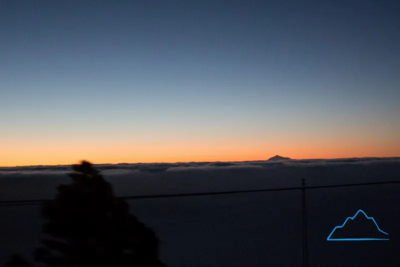 El amanecer que acompaña a los corredores, de fondo, el Teide. Foto: Rodrigo Lizama | Trail Running Argentina.