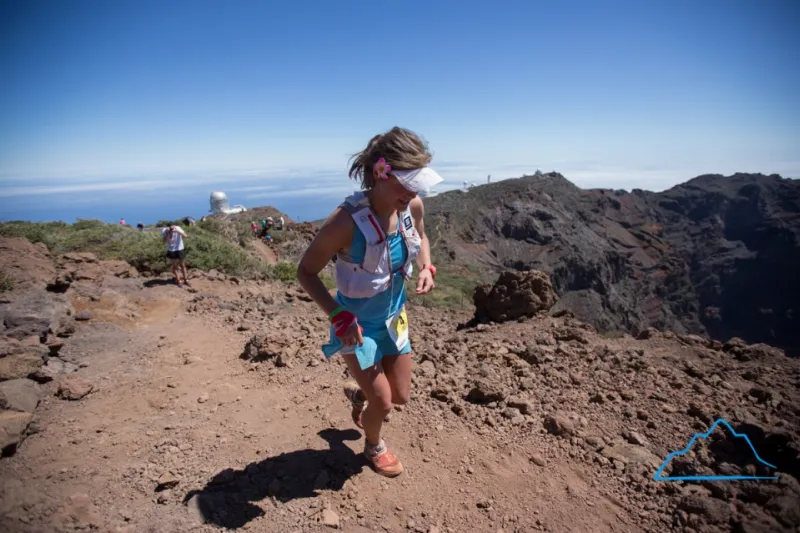 Aún sonriendo, Emelie Forsberg llega a la parte alta. Foto: Rodrigo Lizama | Trail Running Argentina.