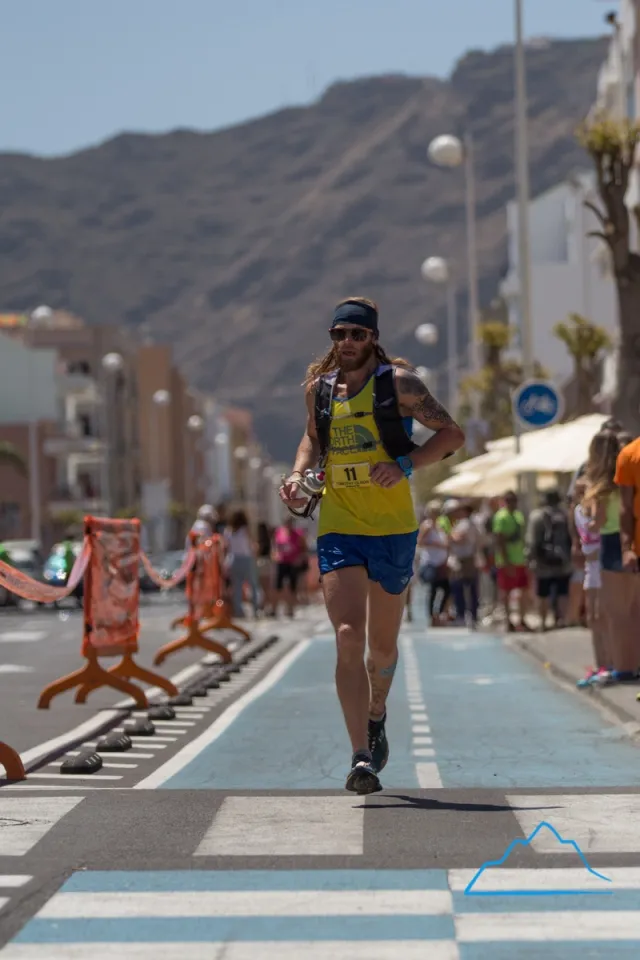 Esa ciclovía azul, ansiada por Timmy Olson quién tuvo un día duro. Foto: Rodrigo Lizama | Trail Running Argentina.
