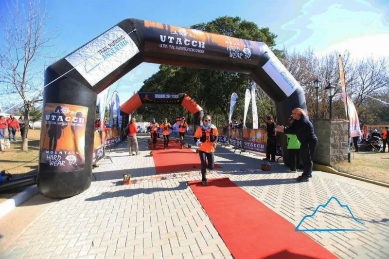 Adriana Vargas, felíz tras cruzar la meta en primer lugar. Foto: Rodrigo Lizama | Trail Running Argentina