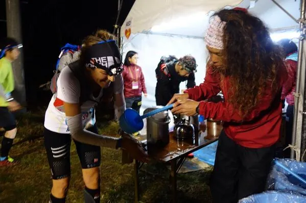 Luciana abasteciendose en los primeros kms de carrera. Foto: iRunFar.