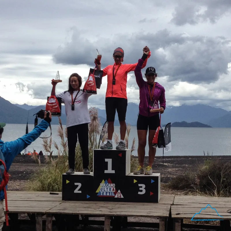 El podio femenino de 80k (Ares - Flores - Bezpalko). 