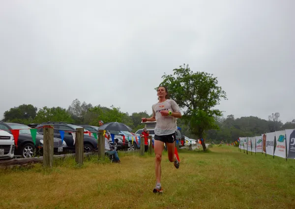 Jim Walmsley, triunfando tras un gran día en los senderos. Foto: Meghan Hicks | iRunFar.com