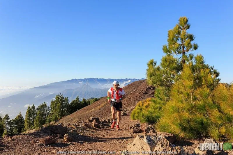 Tófol Castanyer, con el imponente paisaje de La Palma detrás. Foto: Marten van Dijken