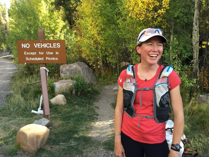 La felicidad de Meghan tras haber completado la hazaña. Foto: iRunFar.com / Bryon Powell
