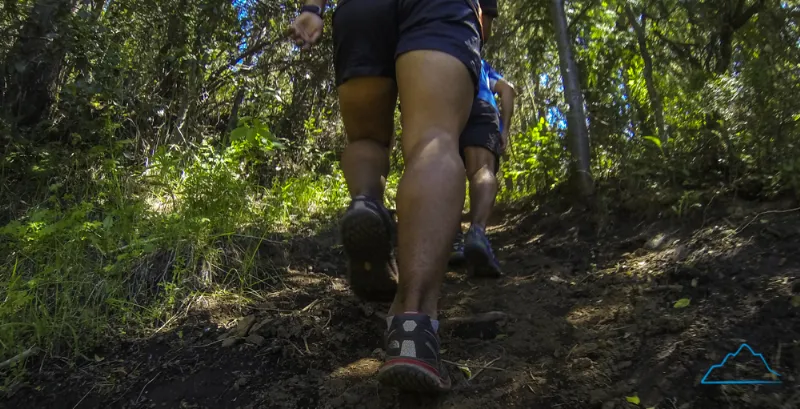 Paredes, ahora subiendo, probando el grip de las zapas. Foto: Trail Running Argentina