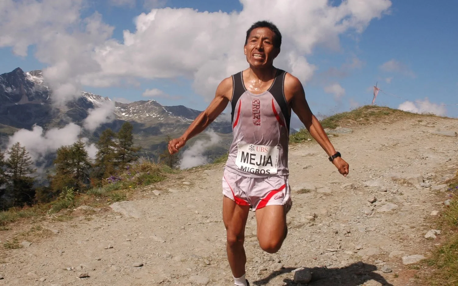Ricardo Mejía corriendo en la parte alta del recorrido de Sierre-Zinal en 2007